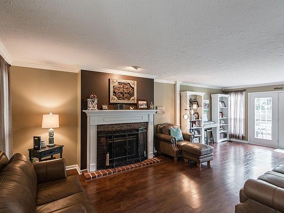 5th image of 604 Bradford Dr