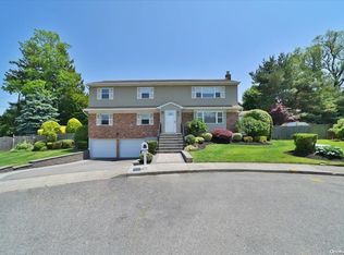 19 Maxwell Ct, Plainview, NY 11803
