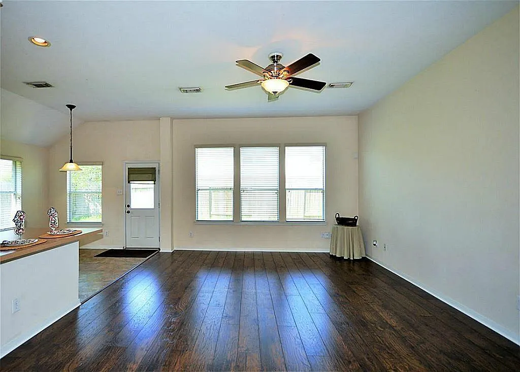 3 bed, 2.0 bath, 1700 sqft, $2,200 — Photo 2
