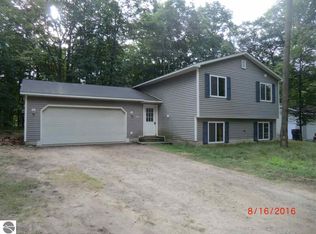 19077 Birch View Trl, Lake Ann, MI 49650