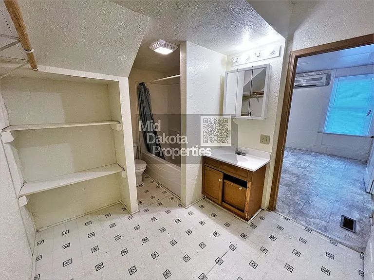 1123 E 2nd Ave — Photo 4