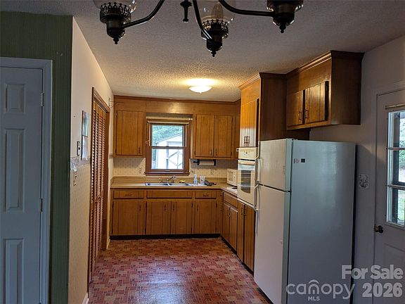 3rd image of 903 Sterling Dr
