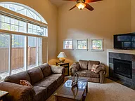 1076 Ne Parkview Ct