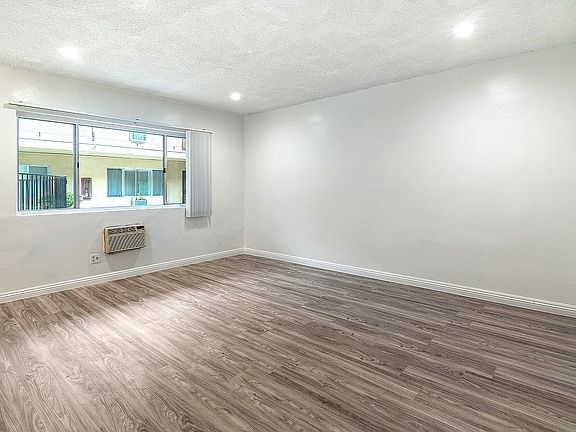 4th image of 20436 Cohasset St #3