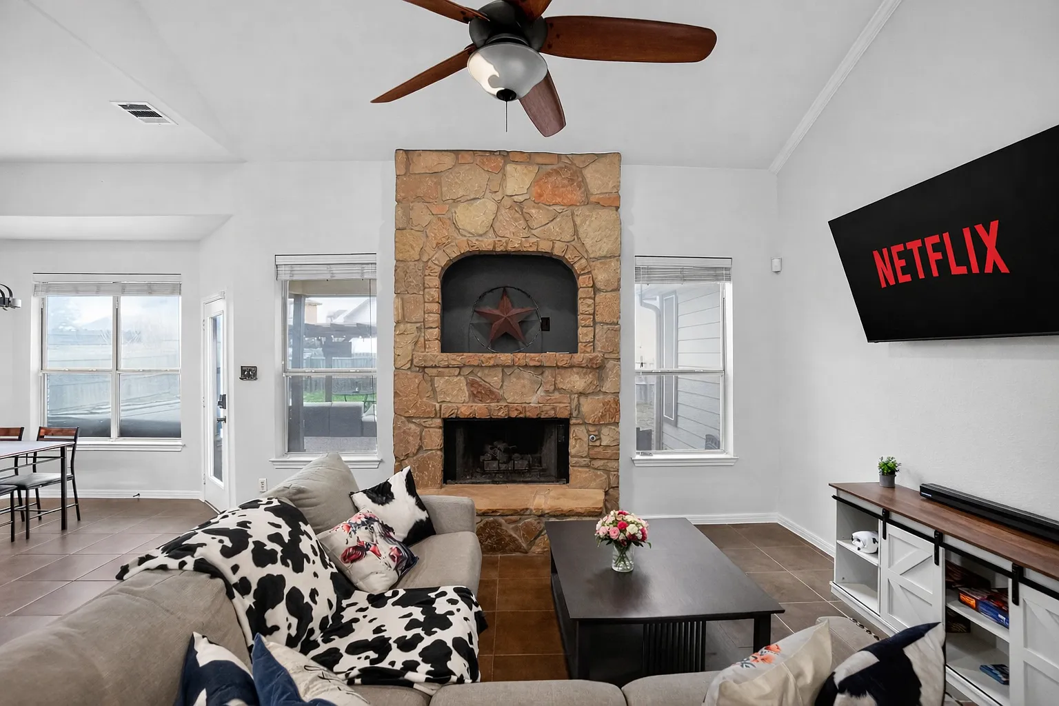 4 bed, 2.5 bath, 2626 sqft, $4,600 — Photo 3