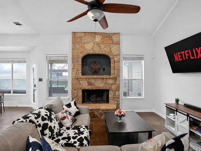 395 Spring Dr — Photo 3