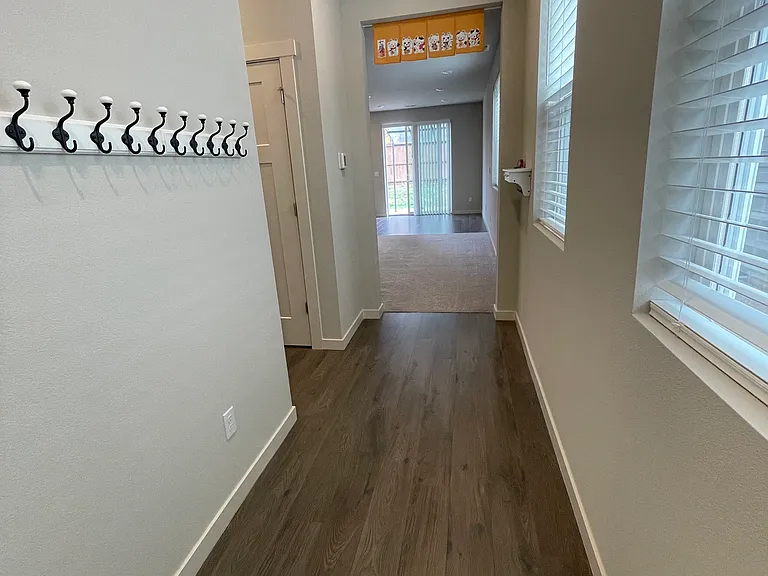 8775 SW Mohegan Ln — Photo 2