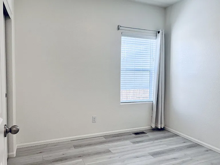 370 Maple St — Photo 15