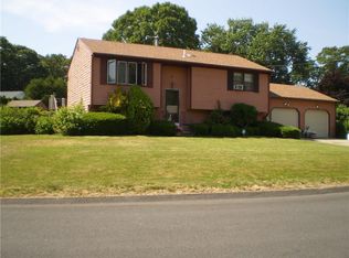 25 Crescendo Dr, Warwick, RI 02889