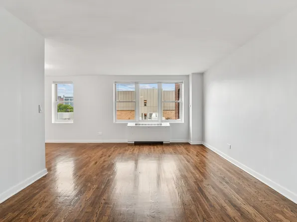 1540 Pelham Parkway South image 1 of 10