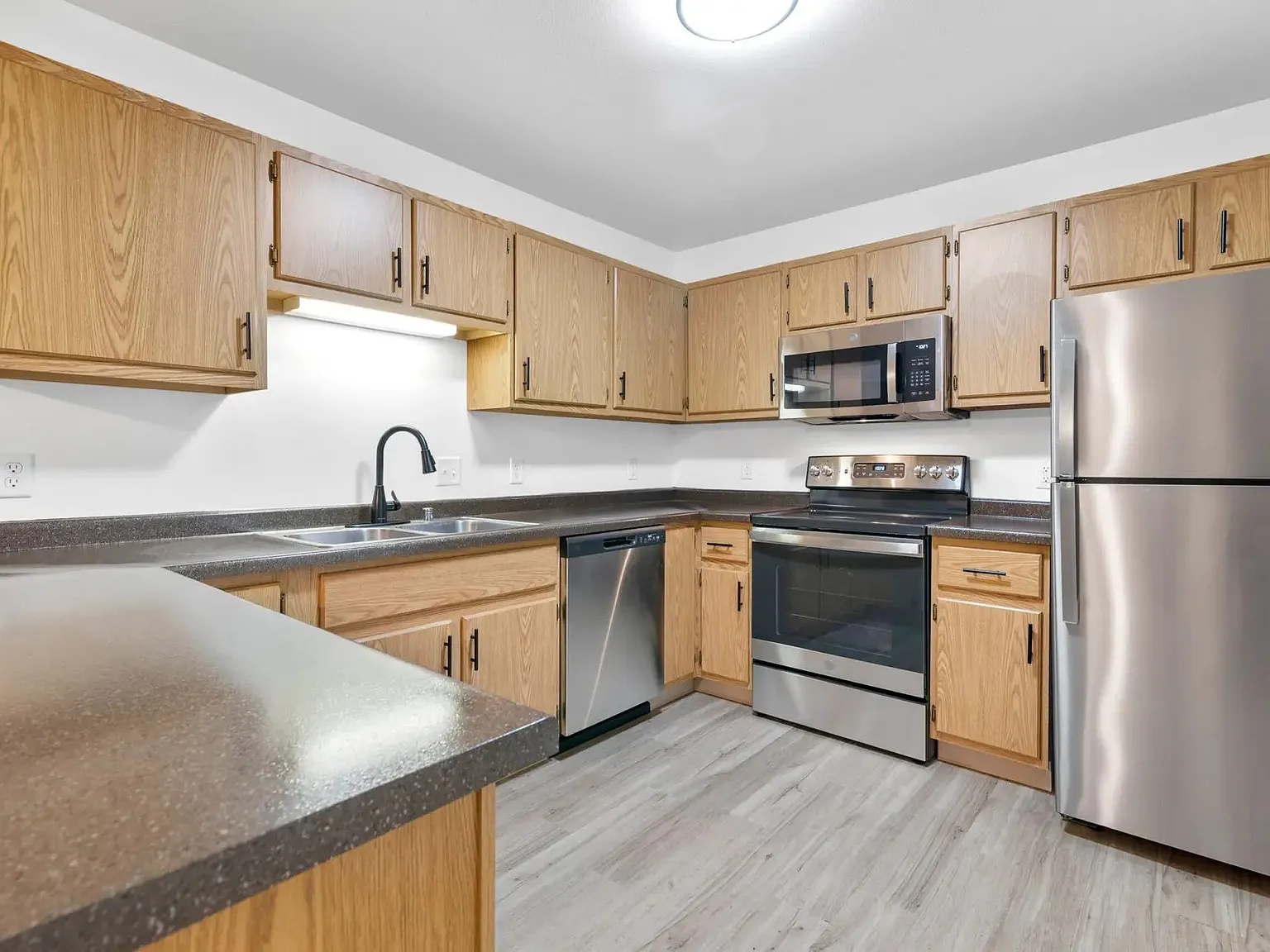 Tamarack Gardens-Fox Hills Apartments LLC — Photo 4