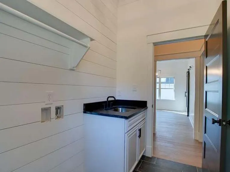 210 Drake Ave SW — Photo 8