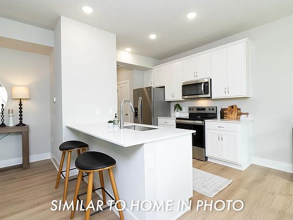 5th image of 221 NE Crossing Oaks Ln #221