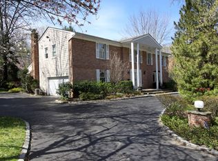 45 Georgian Ct, Roslyn, NY 11576