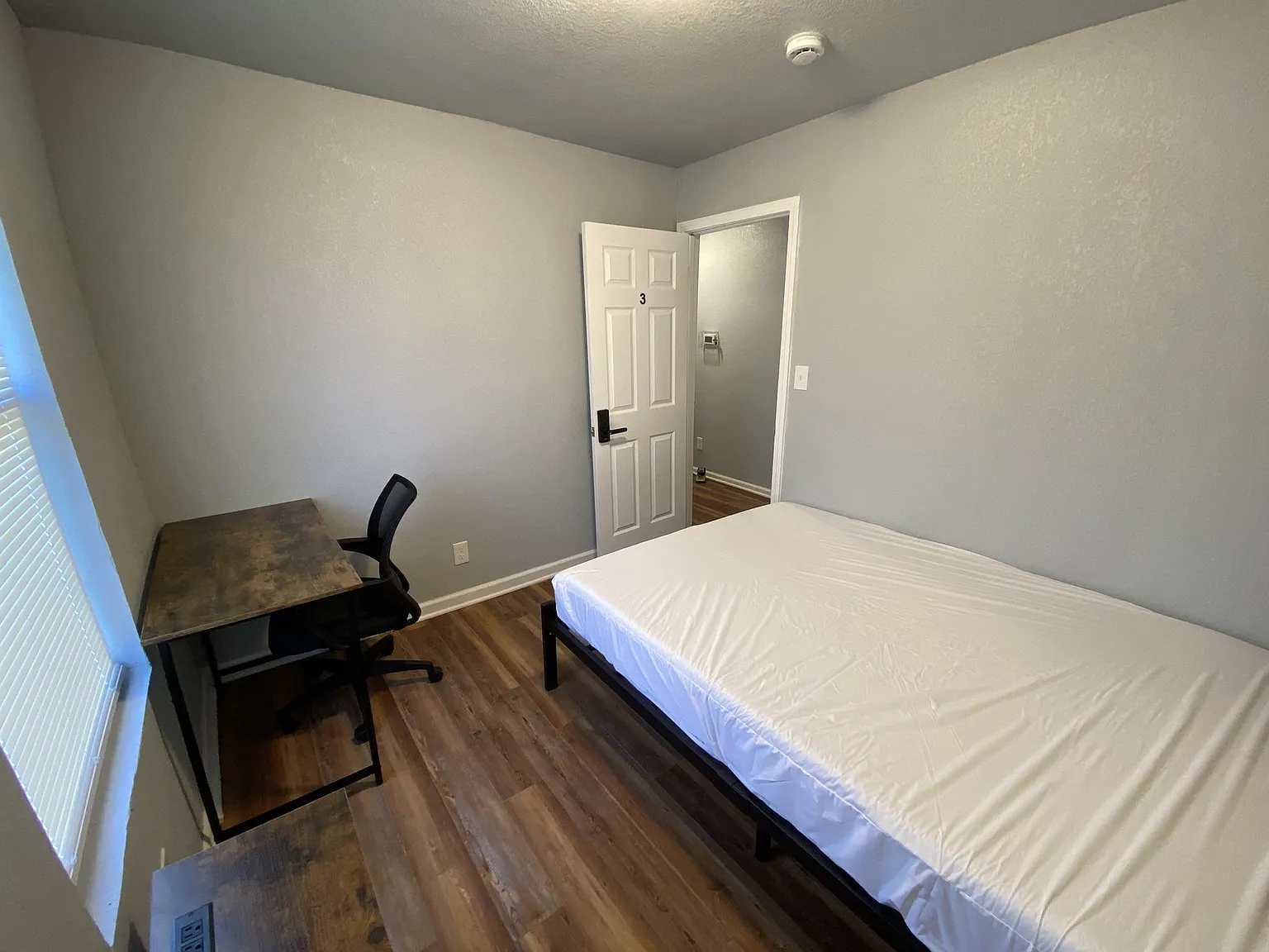 4 bed, 1.0 bath, 1200 sqft, $672 — Photo 2