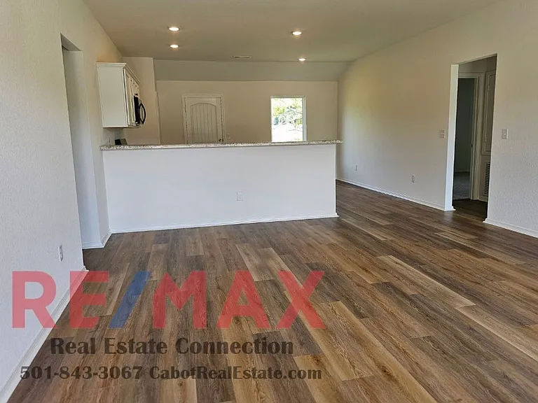 60 Leruss Blvd — Photo 2