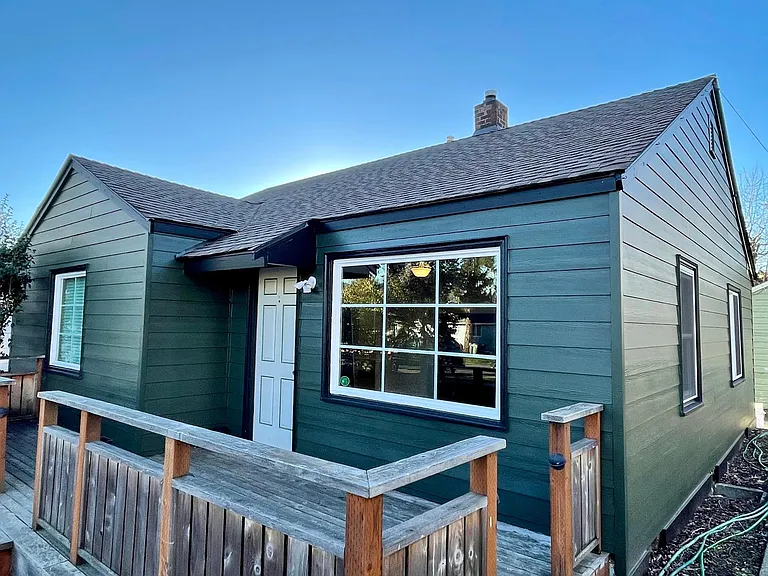 2425 Queen St — Photo 3