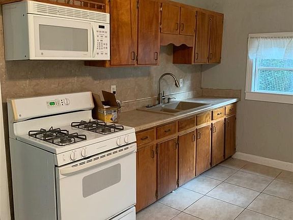 4th image of 815 NW 40th Ave