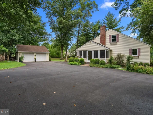 6 Tall Oaks Ln, Newtown, PA 18940