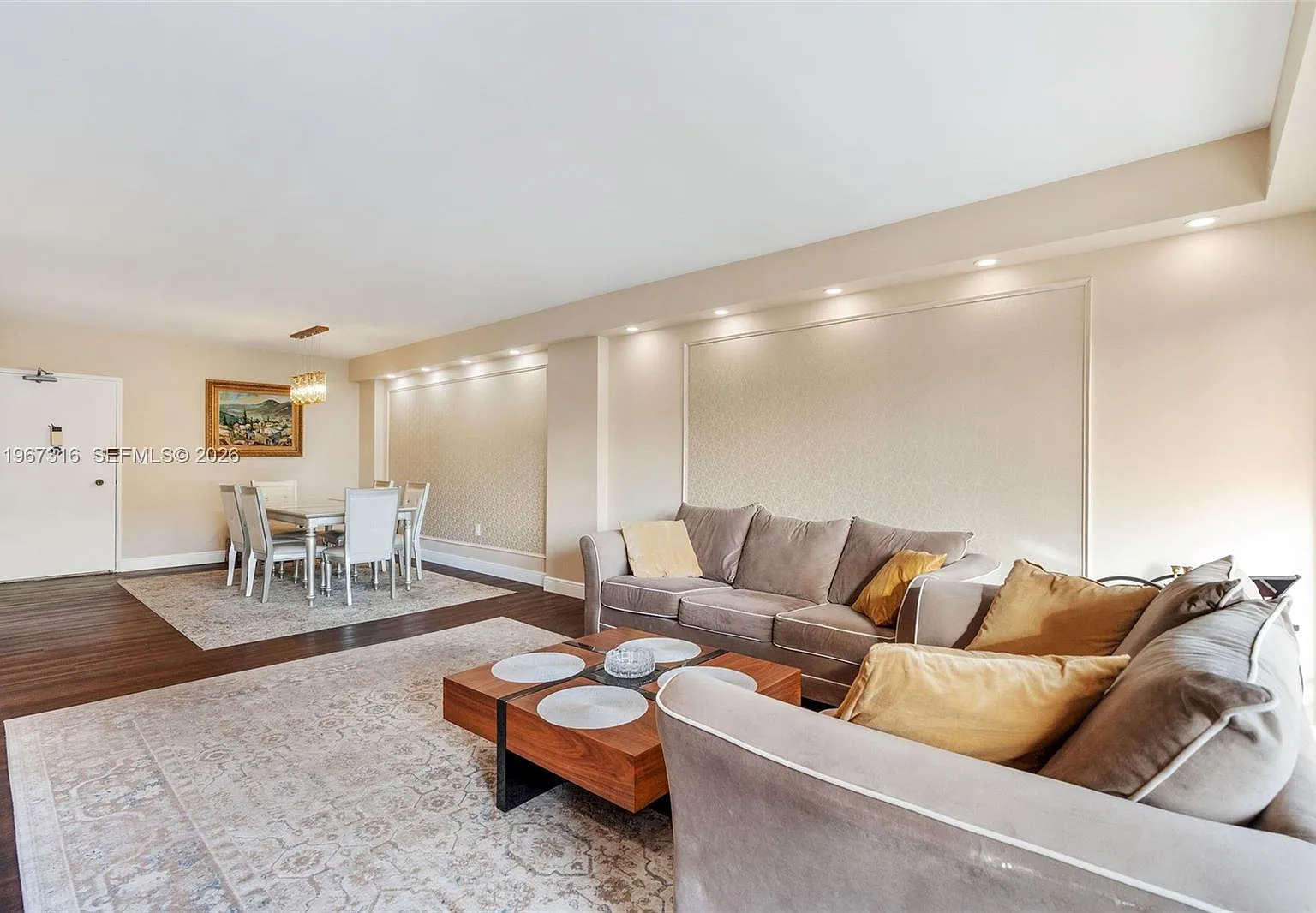 Hemispheres Condo — Photo 4