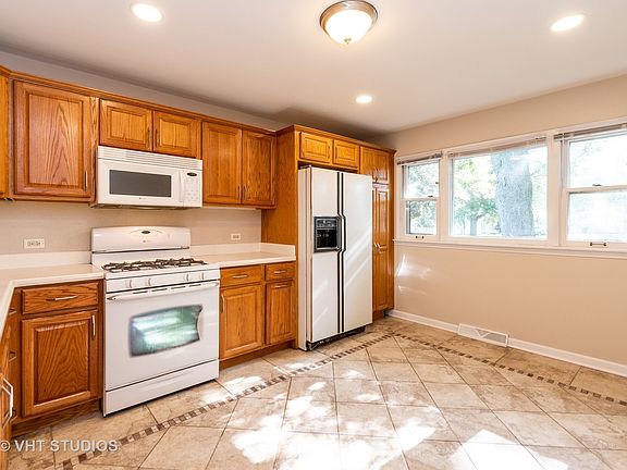 5th image of 15642 Laramie Ave