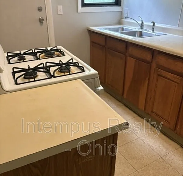 915 Lakewood Ave — Photo 4