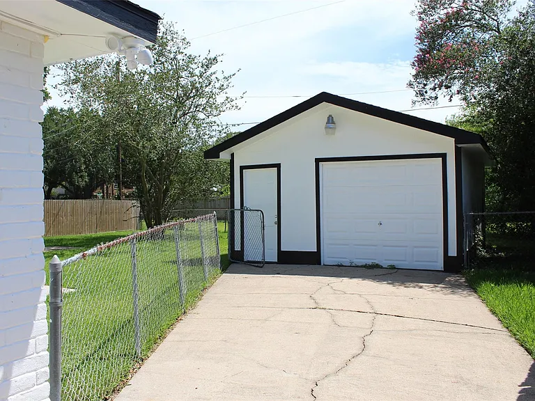 210 Brigadoon Ln — Photo 38