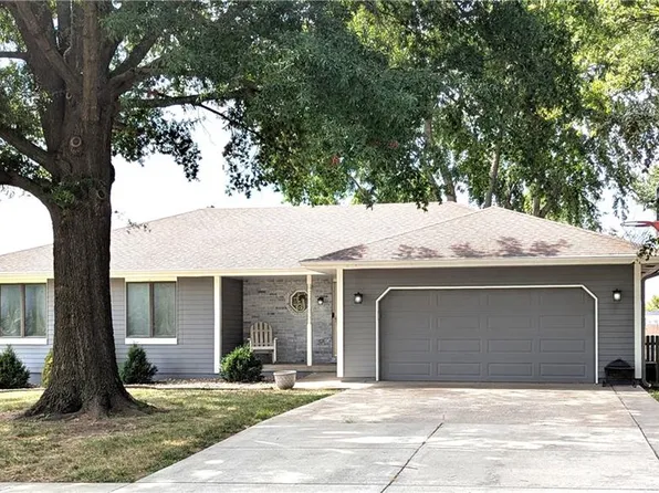 1912 Honeysuckle St, Kearney, MO 64060