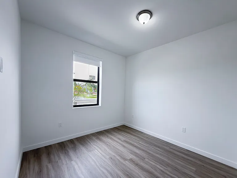 122 NW 10th Pl — Photo 12