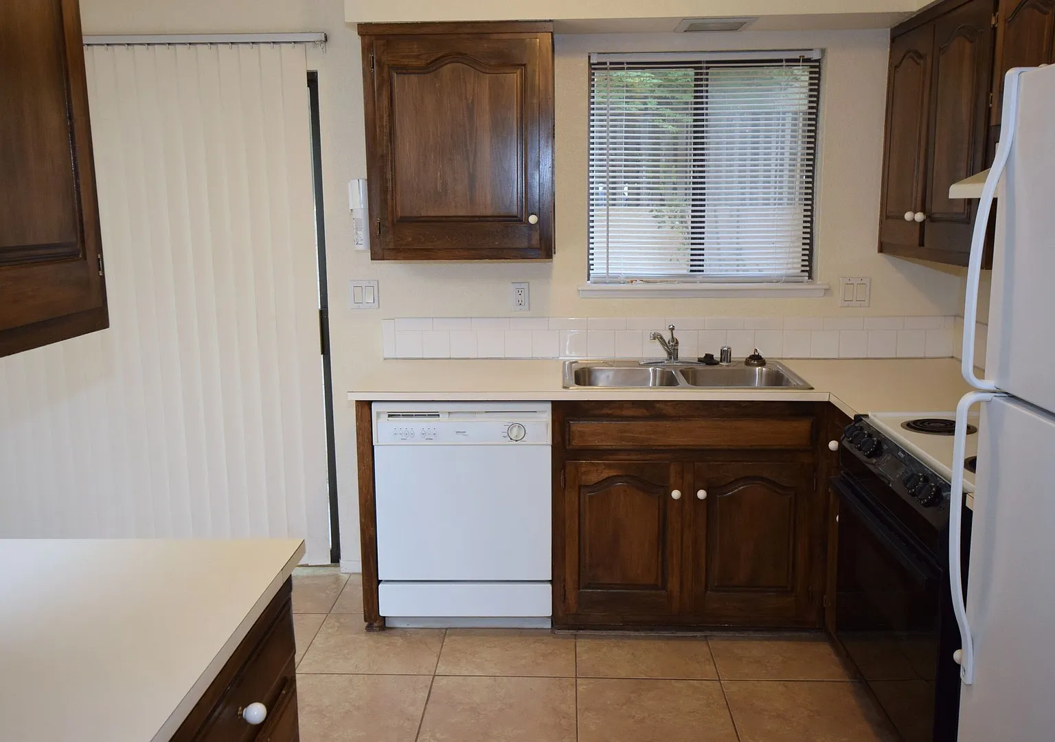 2 Master Suites, Private Backyard! Bonus Enclosed screen porch/patio! Call today! — Photo 4