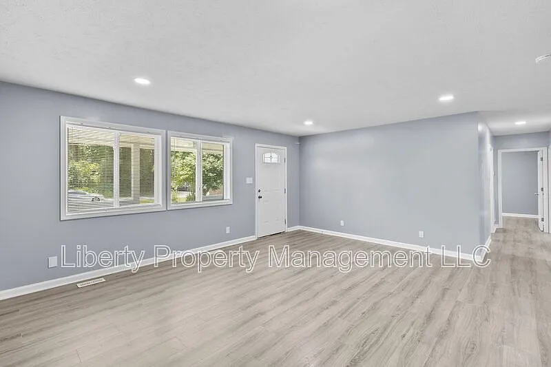 4 bed, 2.0 bath, 2344 sqft, $1,650 — Photo 4