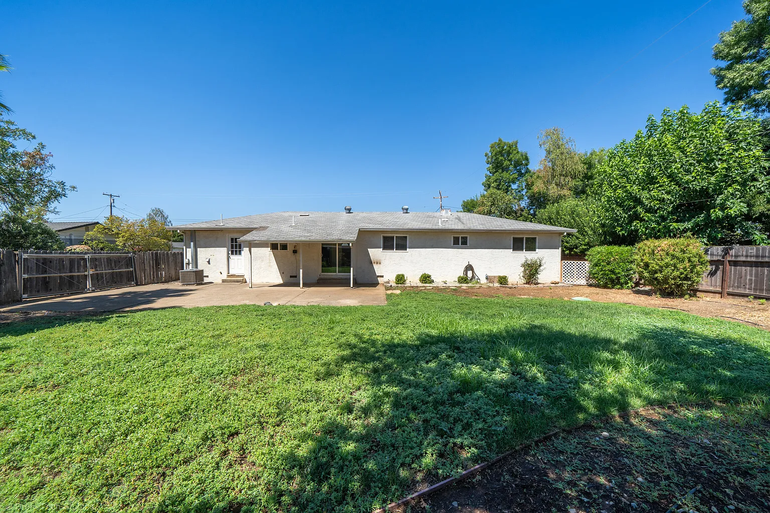 5035 Huntington Dr photo 1
