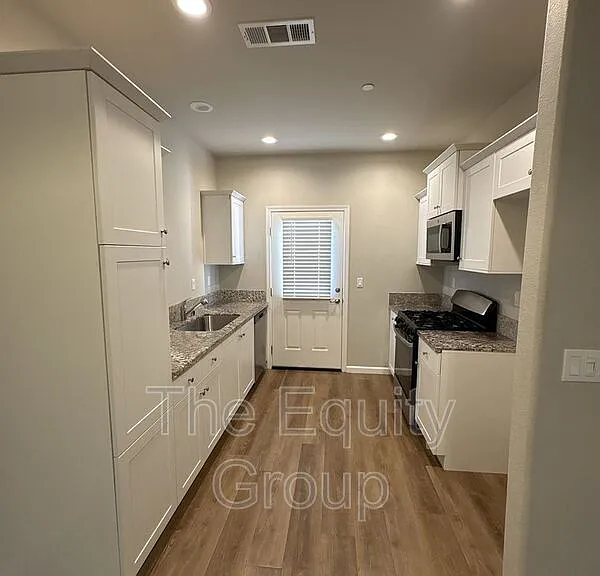 505 S Summit St #103 — Photo 5