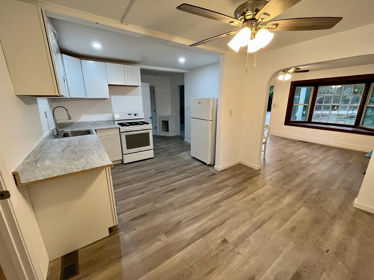 3 bed, 1200 sqft, $1,295 — Photo 2