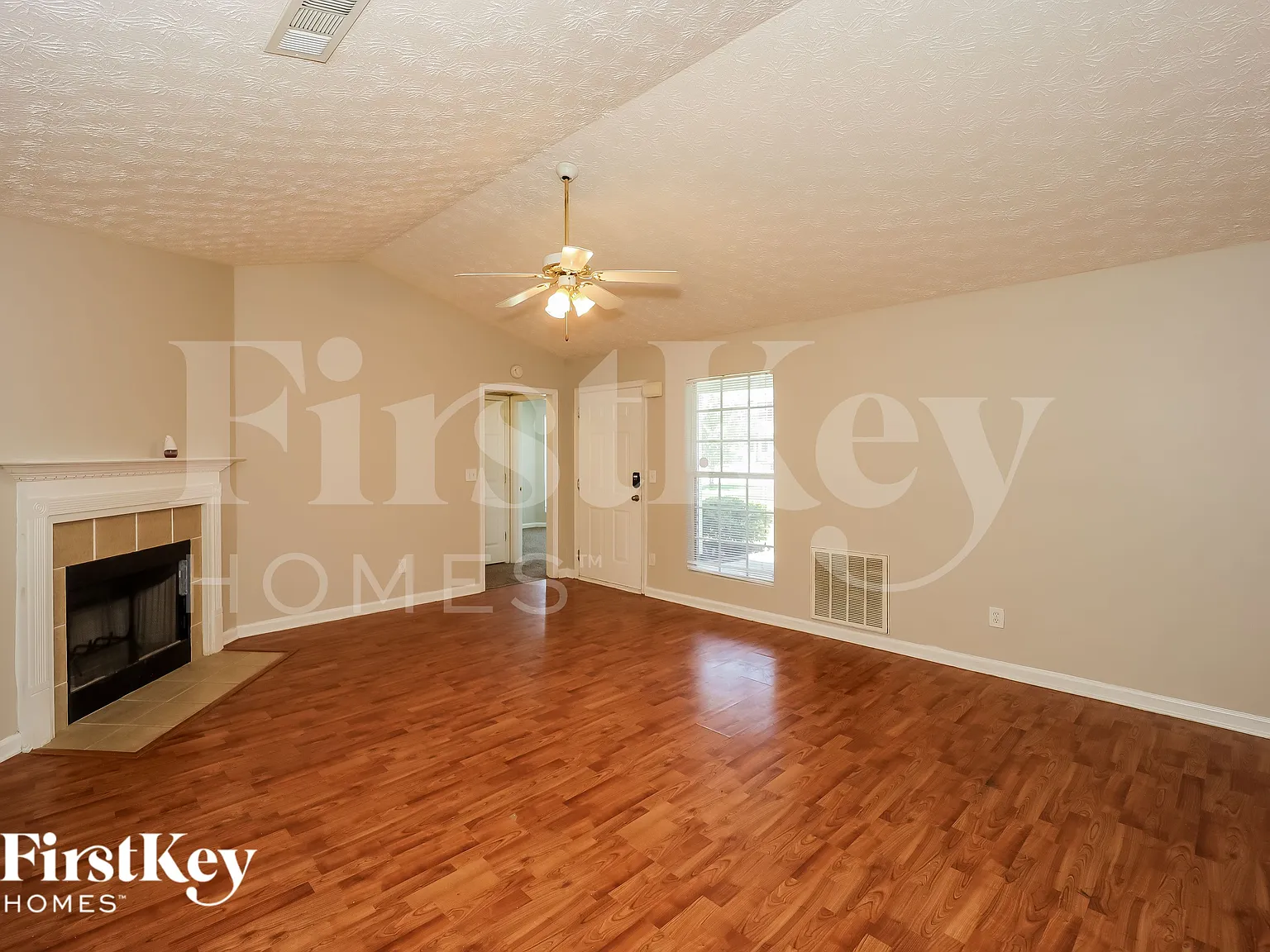 3 bed, 2.5 bath, 1355 sqft, $1,660 — Photo 4