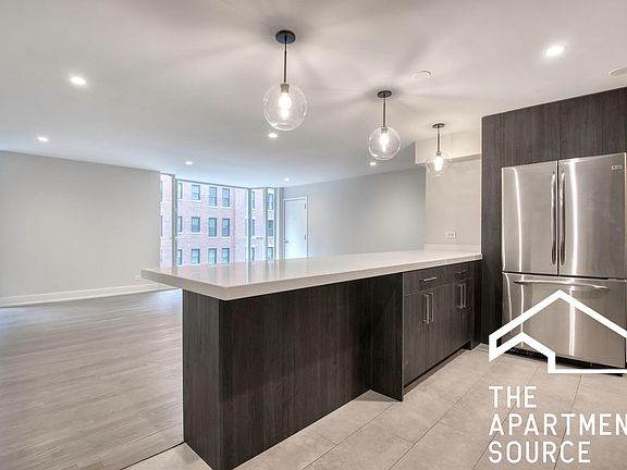 4th image of 228 E Walton St #5W