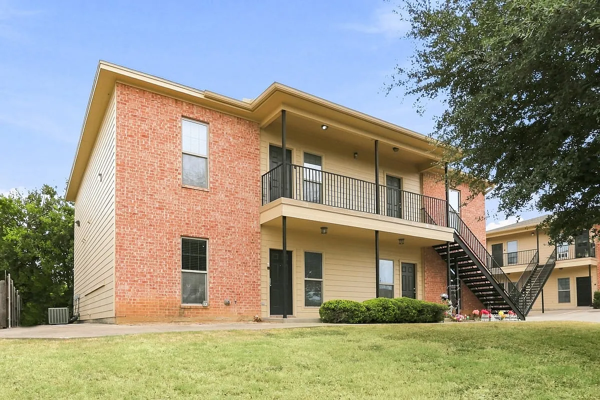 2100 2106 Breezy Dr - 2104 Breezy — Photo 1