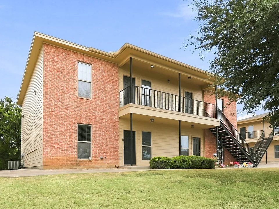 2104 Breezy Dr