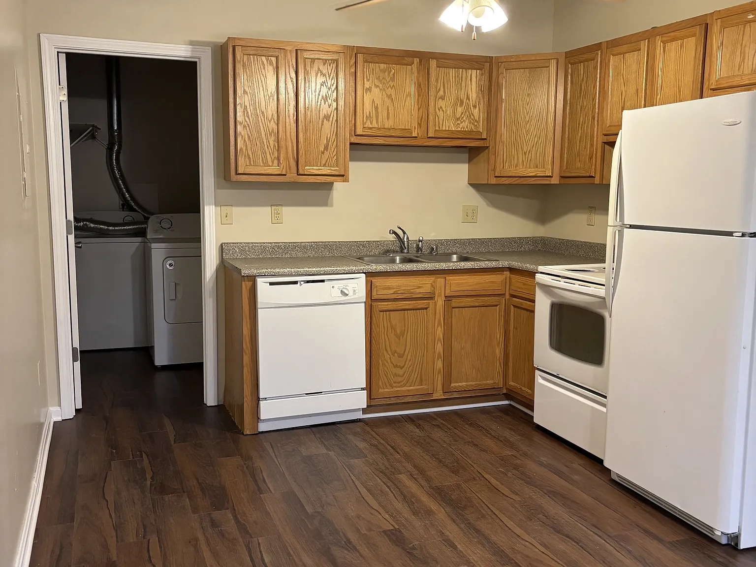 927 Redbud Apartments — Photo 4