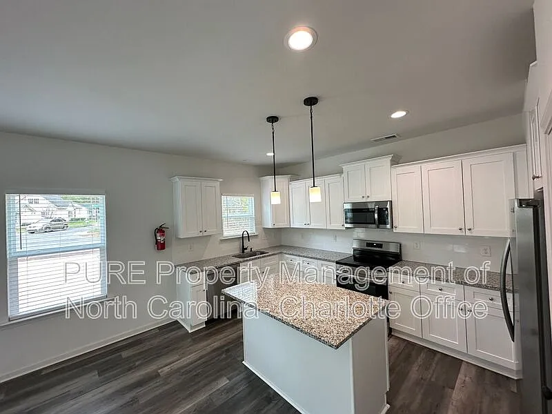 3 bed, 2.5 bath, 1450 sqft, $1,849 — Photo 4