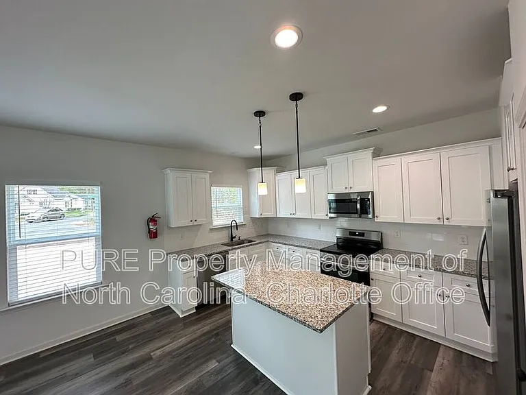 2649 Hemphill St — Photo 7
