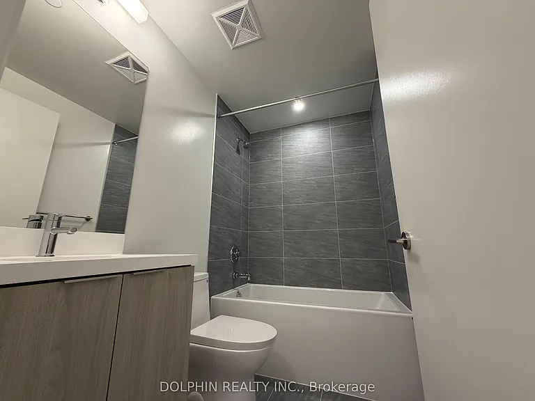 400 King St W #722 — Photo 6