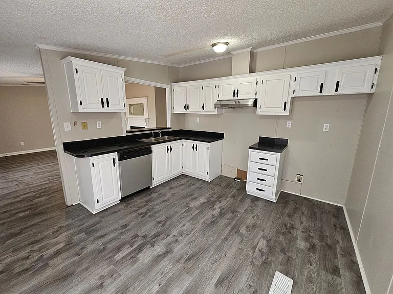 15 Liberty Ln — Photo 4