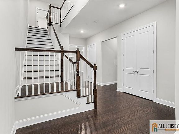 5th image of 38 Hamilton Dr
