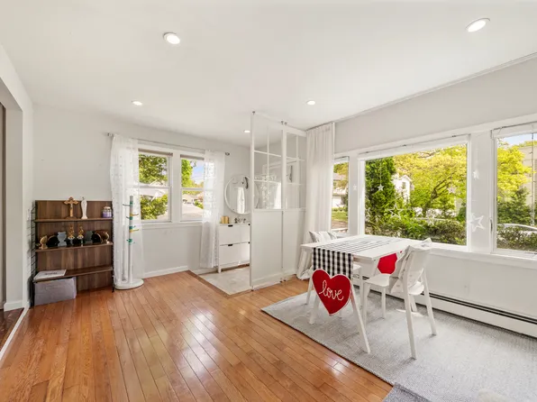 3 Burton Pl, Cresskill, NJ 07626
