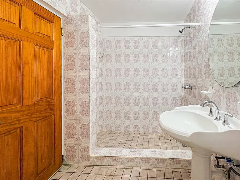 4 Laurel — Photo 10