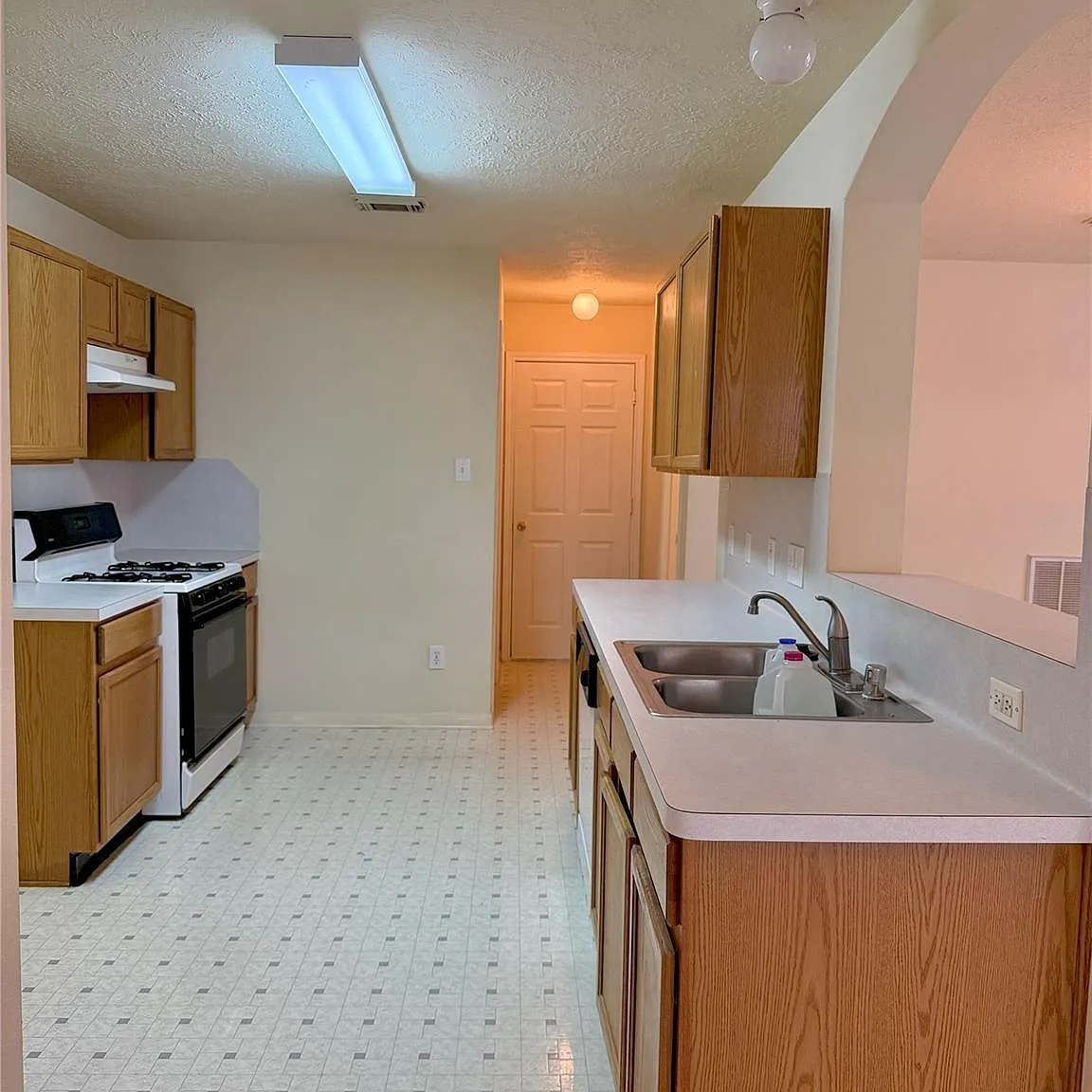 3 bed, 2.5 bath, 1675 sqft, $1,890 — Photo 3
