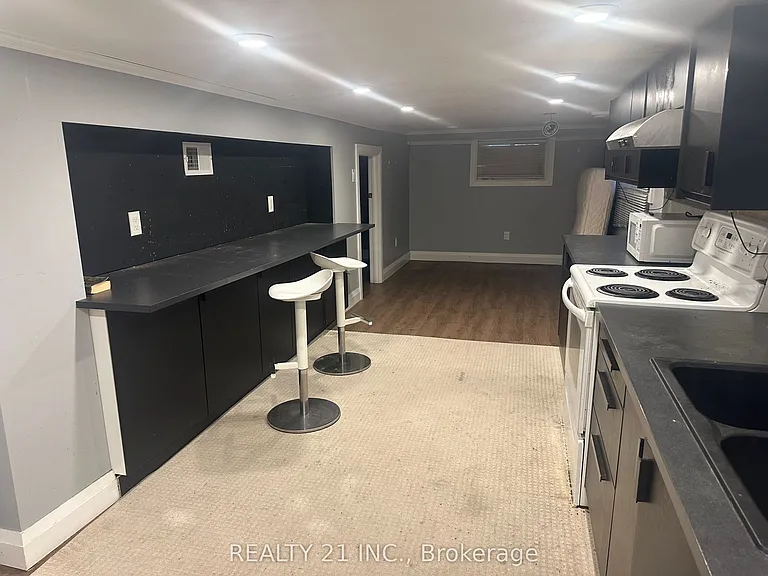 60 Phillip Ave #BASEMENT — Photo 4