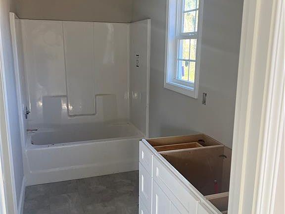 5th image of 401 Sycamore Cir