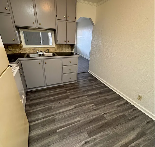 209 Commercial St — Photo 10